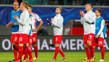 "Биковете" не успяха да намушкат "жребчетата"