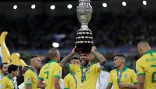 Легенда! Дани Алвеш вече има 40 трофея