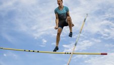 Подобрил рекорд на Бубка скочи 5.61 м по време на карантината