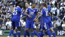 Нова издънка остави Лестър в опасната зона