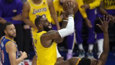 ЛеБрон вече е с най-много точки в историята, но Езерняците пак загубиха