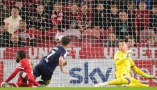 Лийдс пак поведе в Чемпиъншип след грешки на конкурентите