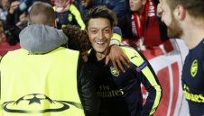 Месут Йозил виси за Арсенал за мача с Ливърпул