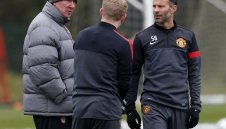 Легенди на Ман Юнайтед подслониха бездомници