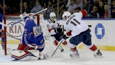 Александър Георгиев взе първа победа за сезона в НХЛ