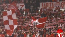 Феновете на Олимпиакос вилнеят, спират баскетболния финал