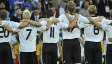 Натиск към национали да пеят химна на Германия