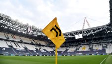 Милан стяга Юве отзад