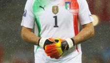 Буфон аут поне до осминафиналите