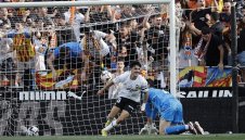 107-минутна драма с меле: Валенсия тресна Реал и предвкусва оцеляването