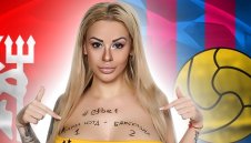 Секси българка изрисува гърдите си заради Юнайтед - Барса