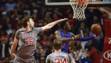 Детройт укроти Биковете и гледа към плейофите