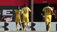 Арсенал се съвзе след подарък от “светците”