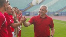 Дочев пое немски слабаци
