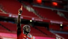 На колене пред Ливърпул: Садио Мане стана №1 във Висшата лига