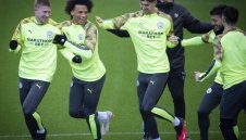 Богаташите от Ман Сити все още се чудят дали да намалят заплатите си