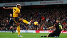 Арсенал докопа точка срещу опасните Вълци