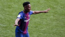 Новият в Барса втрещи, излезе бос на терена + ВИДЕО