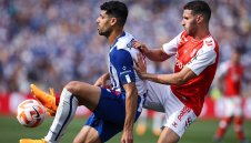 Милан и Интер в битка за голаджия