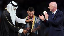Огромна чест! С какво емирът на Катар облече Меси, за да вдигне световната титла