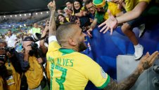 Пеп иска Дани Алвеш в Сити, но правилник пречи на договора