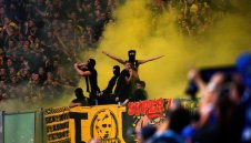 Фенове на Дортмунд се гаврят с шеф на Шалке + СНИМКИ