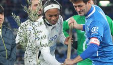 Новият заралия: Роналдиньо облече екип на Берое + ВИДЕО