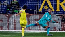 Кукли на конци: Как Пике се подигра брутално с VAR  и съдиите + СНИМКИ