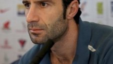 Фиго иска още един сезон в Интер