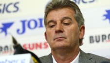 Емил Костадинов за Бербатов: Ситуацията ми прилича на "Стани да седна"