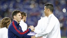 Фен на Барса нахлузи странна тениска на Меси и Роналдо + СНИМКА