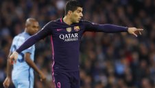 Срам за Суарес! Тер Стеген с два пъти повече пасове от него!