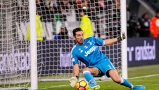 Коледен подарък за Юве! Буфон остава още година