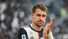 Пирло бие шута на Аарън Рамзи от Ювентус