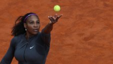 Коляното спъна Серина за среща с Винъс в Рим