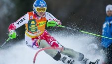 Вероника Зузулова води след първия манш на слалома в Оре