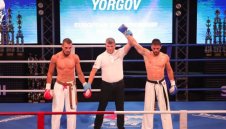 Кристиян Дойчев и Николай Йоргов с пояси от първото Европейско първенство на Професионалната лига на KWU