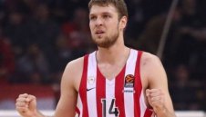 Олимпиакос громи, Везенков пак над всички