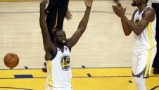 От НБА признаха: Голдън Стейт получи съдийска помощ