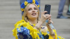 Секси жената на Зинченко събра погледите на Евро 2020 + СНИМКИ