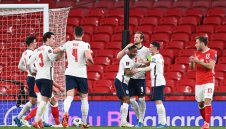 Англия с измъчен успех над Полша