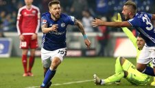 Купуваш бира и наденички с тениска на Шалке