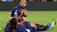 Става горещо! Артуро Видал оплю слабата защита на Барса