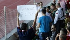 Посрещнаха Пике с обиди на тренировката