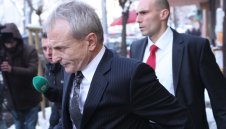 Ганчев развя бялото знаме: Махам се, Стоичков да се оправя