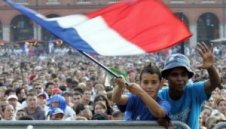 Полицията в Париж предотвратява безредици със сълзотворен газ