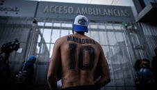 Диего Марадона остава в болница