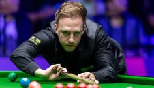 Фаворитите капят като круши в Китай, но Рони продължава