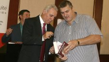 Стоичков ще дере гърло за националите във Варна