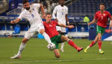 Монца мачка, Антов гледа от пейката